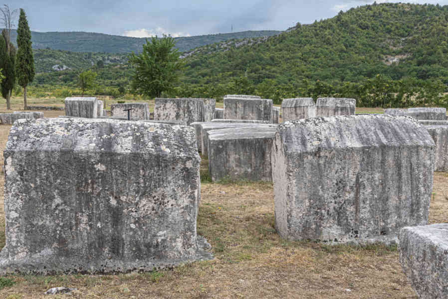 Bosnia y Herzegovina - Stolac - necrópolis de Radimlja - tumbas Stecci 08.jpg